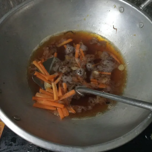 Tuang air, biarkan mendidih lalu masukkan wortel, garam, lada, kaldu bubuk dan kecap manis. Aduk rata.