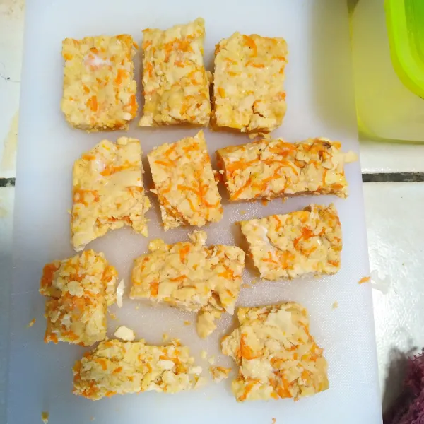 Setelah matang, biarkan dingin. Lalu potong-potong sesuai selera.