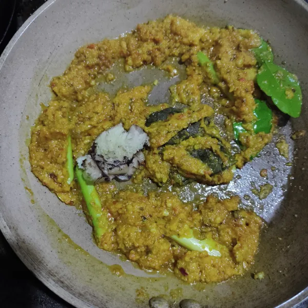 Siapkan bahan bumbu halus, tumis bumbu halus dengan sedikit minyak.
Tambahkan daun salam, daun jeruk, serai dan lengkuas geprek.
Masak bumbu hingga matang dan harum.