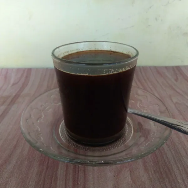 Kopi hitam pandan siap disajikan.