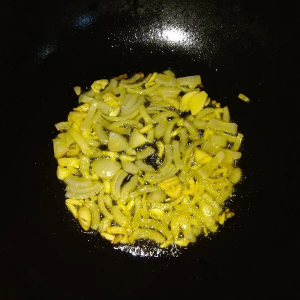 Panaskan minyak, tumis bawang bombay dan bawang putih hingga harum.