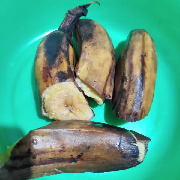 Kukus pisang.