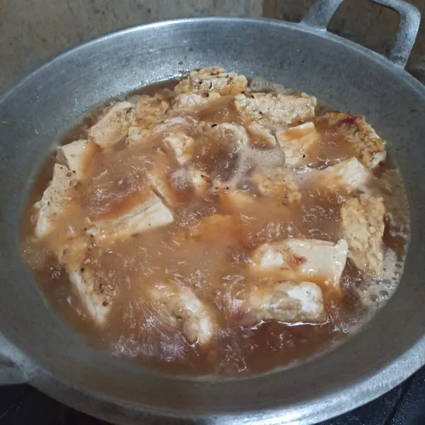 Beri kecap manis, gula merah, gula pasir, garam, kaldu bubuk, dan asam jawa. Cicipi rasanya tunggu hingga air menyusut.