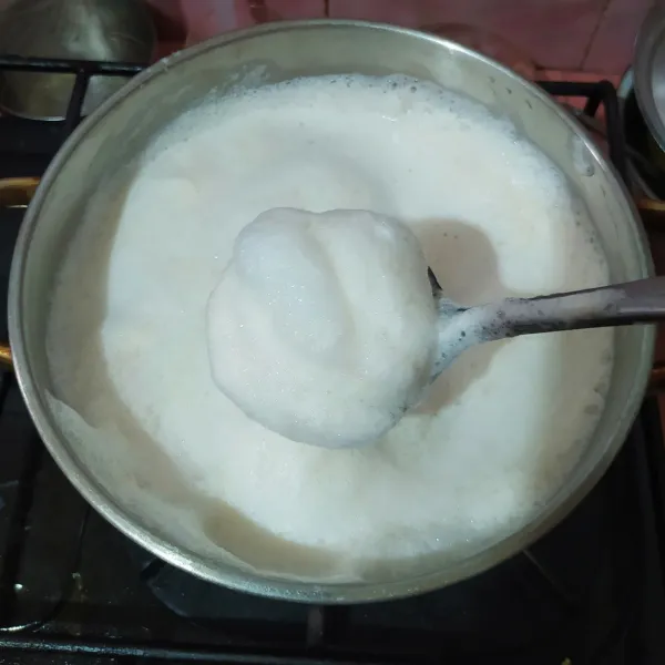 Masukkan hasil perasan susu ke dalam panci dan buang busa-busa di atasnya kemudian beri garam dan rebus sambil diaduk sesekali.