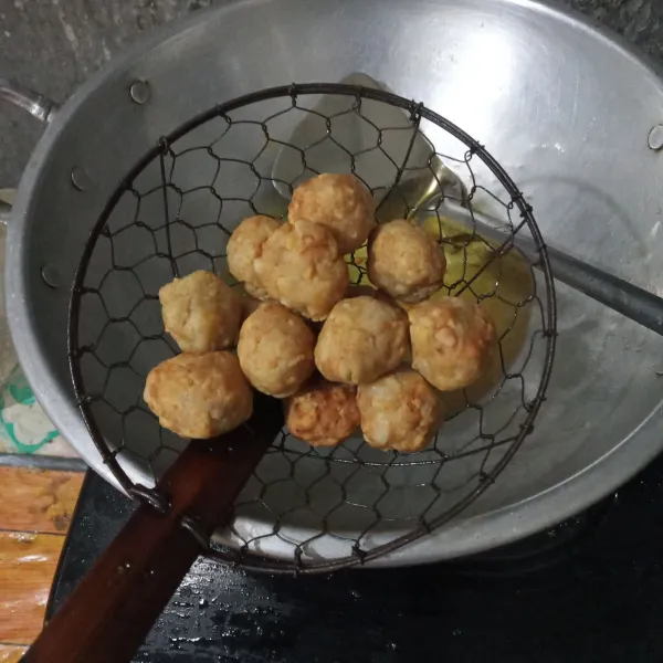 Goreng bola-bola tempe hingga kekuningan. Angkat dan tiriskan.