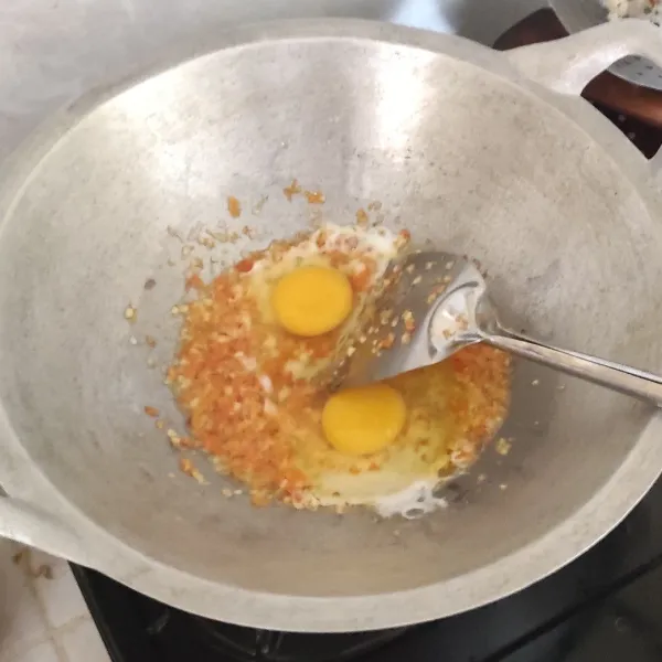 Tumis hingga harum bumbu halus lalu masukan telur dan orak arik hingga matang.