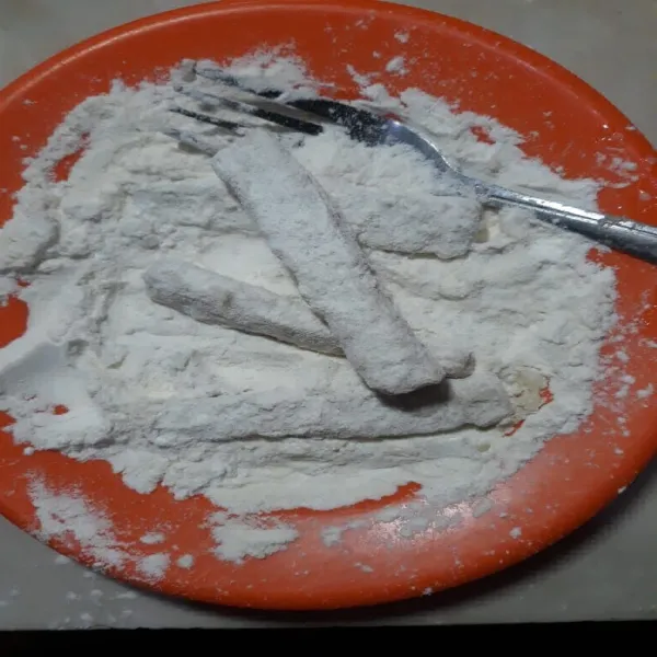 Baluri dengan tepung bumbu serbaguna, lalu ulangi step 3 dan 4 sekali lagi agar lapisan tepung tebal.