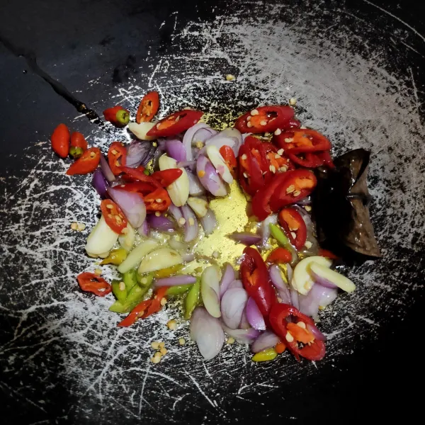 Panaskan sedikit minyak, tumis bumbu yang sudah diiris.
Tambahkan daun salam, masak hingga bumbu harum.