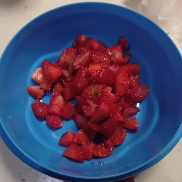 Potong strawberry menjadi kecil, agar mudah hancur saat dimasak.