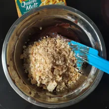 Masukkan biskuit tawar yang sudah dihancurkan, aduk rata.
