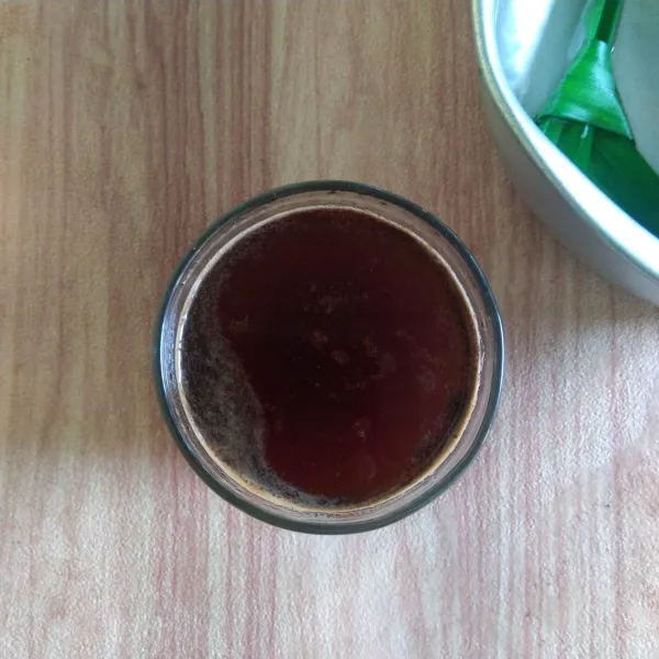 Seduh kopi dengan air rebusan pandan.
Aduk sampai kopi dan gula larut.