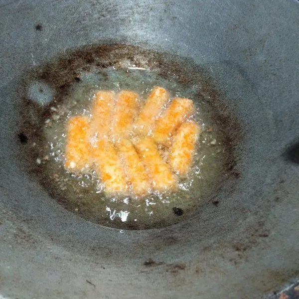 Goreng dengan api sedang hingga matang kecokelatan, lalu angkat dan tiriskan. Kemudian siap disajikan.