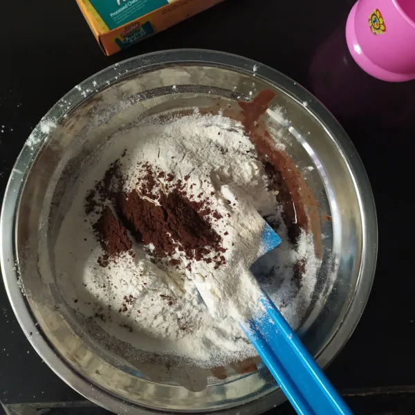 Masukkan tepung terigu, baking powder dan coklat bubuk.