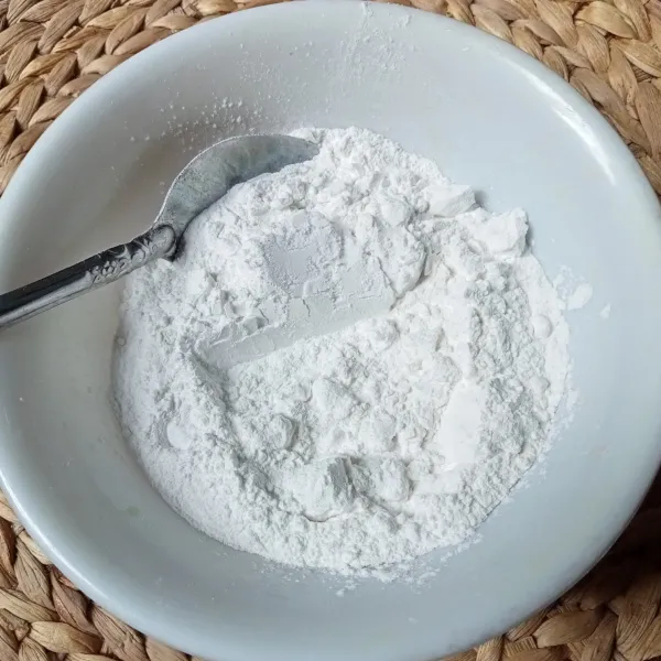 Aduk rata tepung beras, tepung tapioka, gula pasir dan garam.