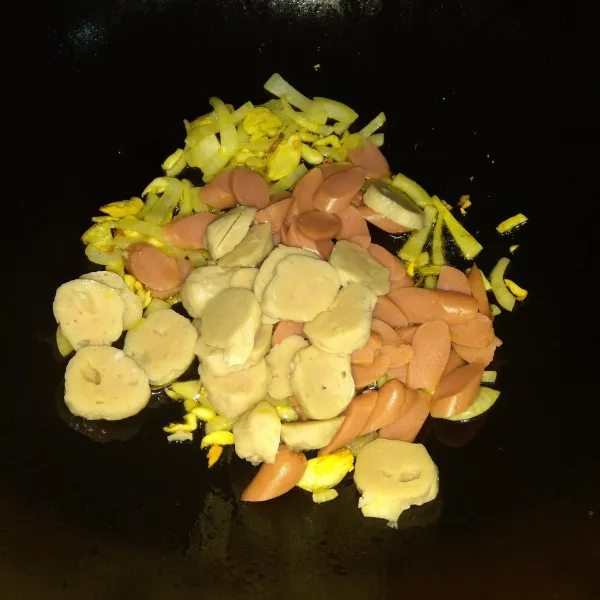 Masukkan bakso dan sosis lalu aduk rata.