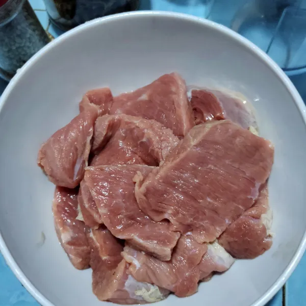 Bersihkan daging lalu potong dan sisihkan.