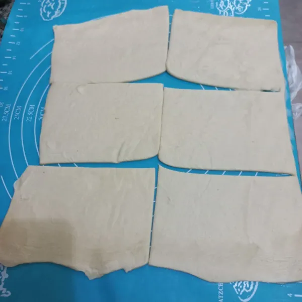 Kerat-kerat kulit pastry menjadi beberapa bagian.
