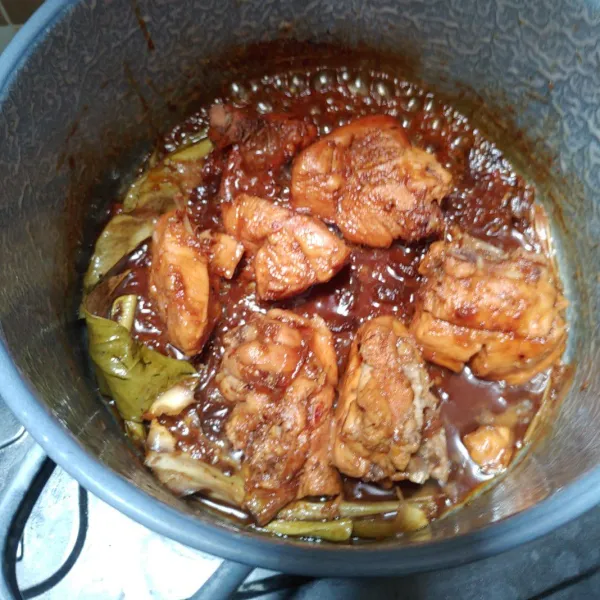 Masak ayam hingga kuahnya menyusut, lalu matikan api.