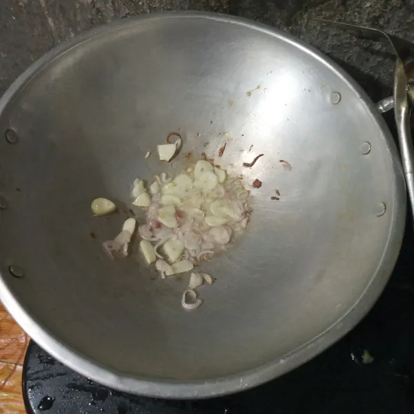 Panaskan minyak, tumis bawang merah dan bawang putih hingga harum.