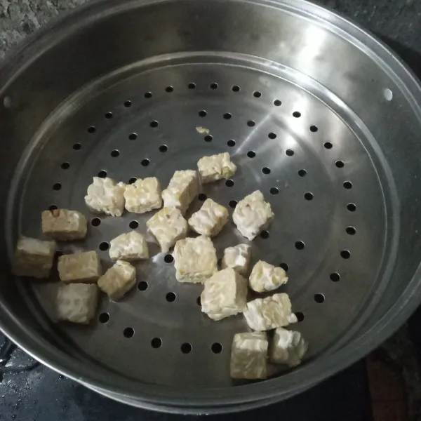 Kukus tempe selama 15 menit.