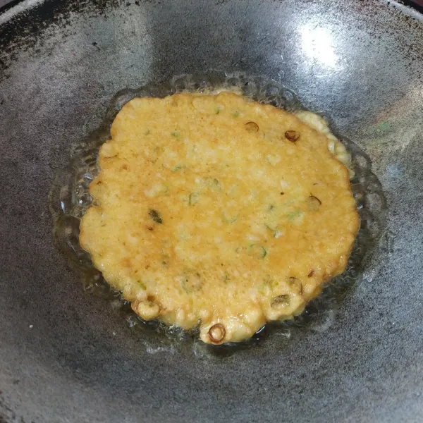 Balik ke sisi satunya, goreng hingga kedua sisi matang sempurna.