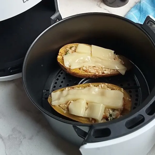 Setelah itu tambahkan mozarella di atas tahu. Panggang dengan air fryer atau oven selama 3 menit di suhu 180°C.