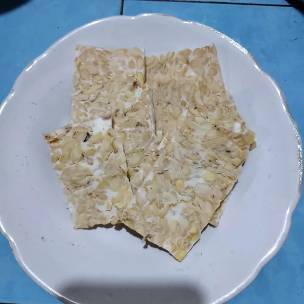 Potong tipis tempe, kemudian sisihkan.