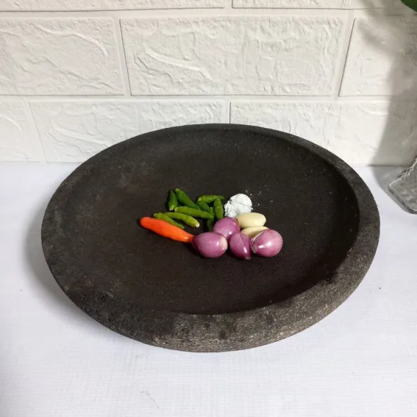 Siapkan cabai rawit merah, cabai rawit hijau, bawang merah, bawang putih, dan garam.
