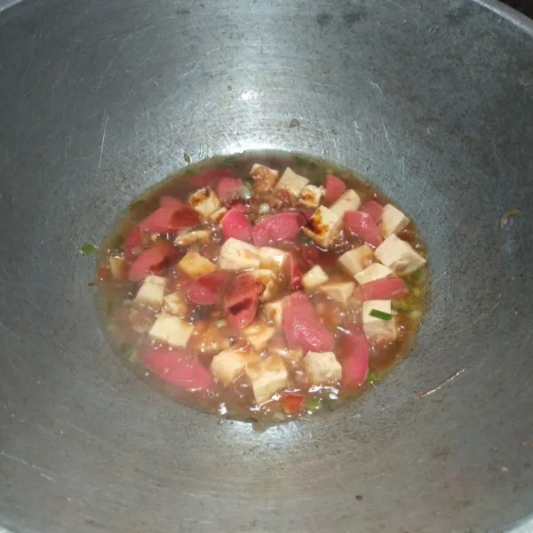 Tambahkan saus tiram dan kecap manis, aduk sampai rata. 
Angkat dan siap disajikan.