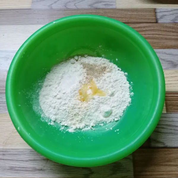 Campur rata tepung terigu, garam, lada bubuk, dan bawang putih.