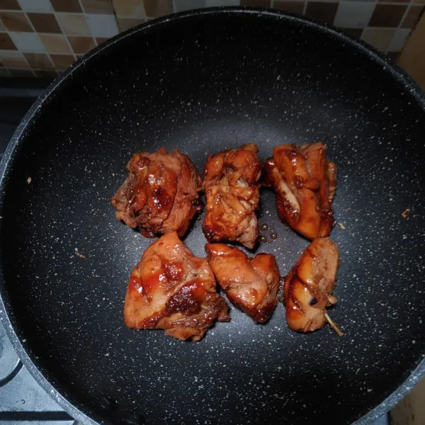 Panggang ayam di teflon anti lengket, oles dengan madu dan jangan lupa balik sesekali. 
Angkat dan sajikan dengan pelengkap.