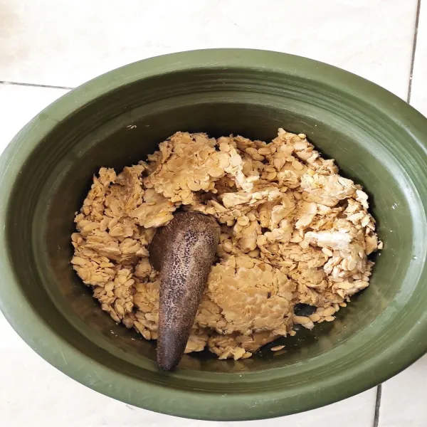 Haluskan tempe dengan cara di ulek.
