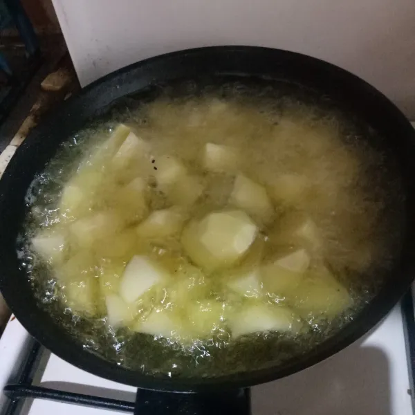 Goreng kentang hingga berkulit, setengah matang.