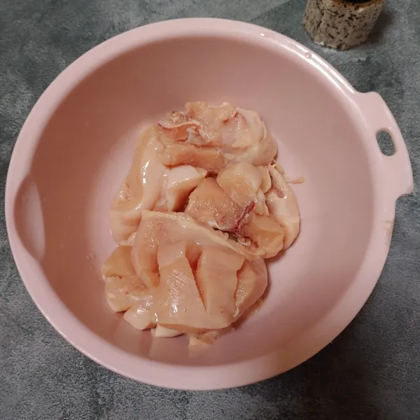 Cuci bersih daging ayam dan pisahkan kulitnya, kemudian kerat daging ayam agar bumbu meresap sempurna.