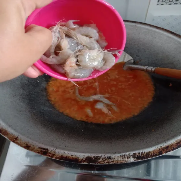 Setelah mendidih masukkan udang, masak hingga udang berubah warna. Lalu masukkan tahu dan aduk rata.