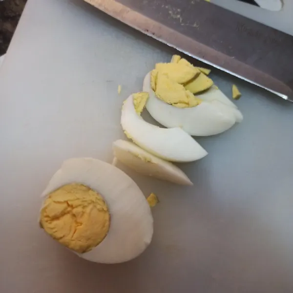Iris telur rebus menjadi 12 bagian.