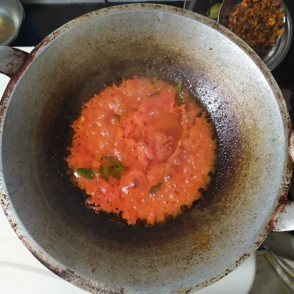 Tumis bahan sambal, daun salam, daun jeruk dan lengkuas hingga harum. 
Tuang 50 ml air.