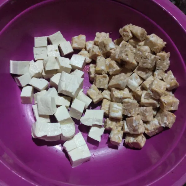 Potong-potong tahu dan tempe sesuai selera.