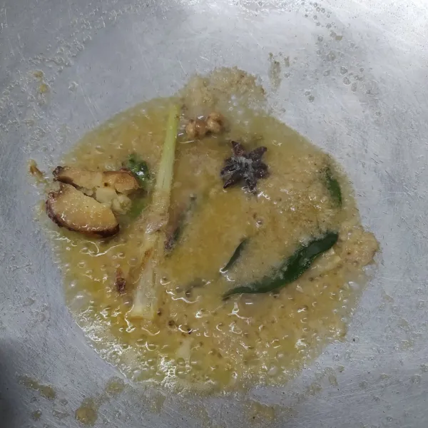 Tumis bumbu halus sampai layu dan harum. Masukkan bumbu rempah lengkuas, serai, daun salam, kapulaga, bunga lawang, dan kayu manis. Tumis sampai keluar aromanya.
