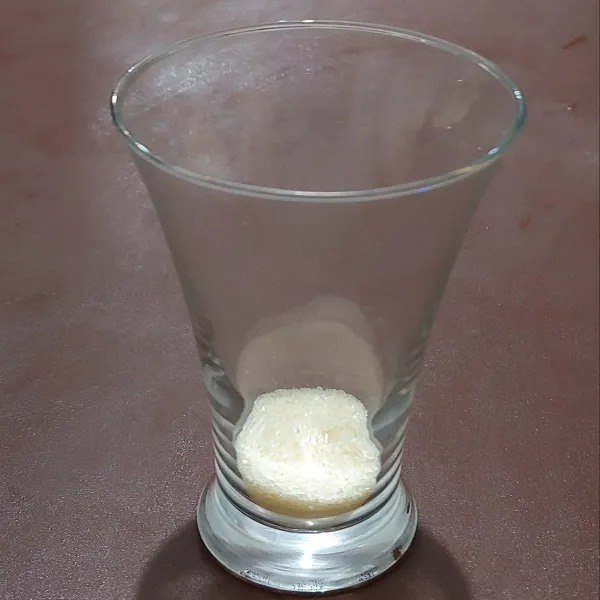 Campur gula dengan air lalu aduk hingga larut.