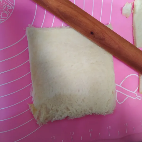 Gilas roti menggunakan rolling pin, lalu sisihkan.