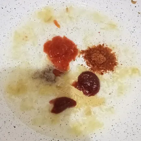 Tambahkan air, masukkan semua bumbunya dan aduk rata.