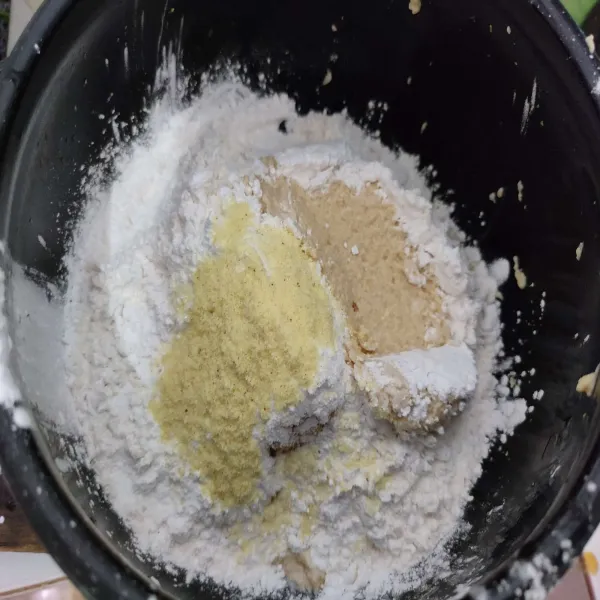 Blender tempe dengan air, telur, dan bawang putih hingga halus. Kemudian campurkan dengan semua bahan utama.