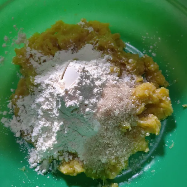 Campur pisang dengan tepung terigu, gula dan garam.
Aduk hingga tercampur rata.