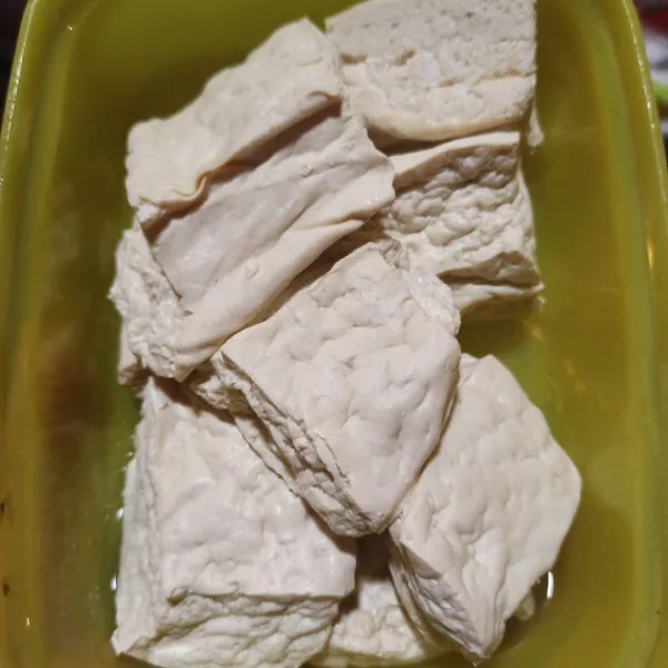 Siapkan tahu, ini punya saya dikukus dulu ya.