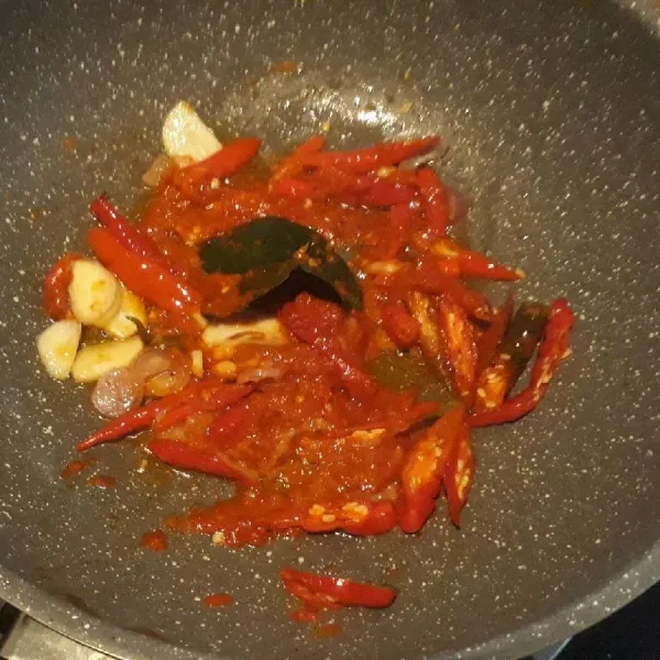 Tumis bumbu halus, daun jeruk, cabai merah keriting, bawang putih, dan bawang merah.