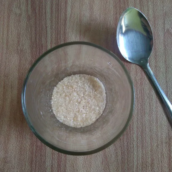 Masukkan gula pasir ke dalam gelas.