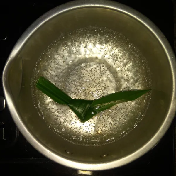 Rebus air dan daun pandan hingga mendidih.
