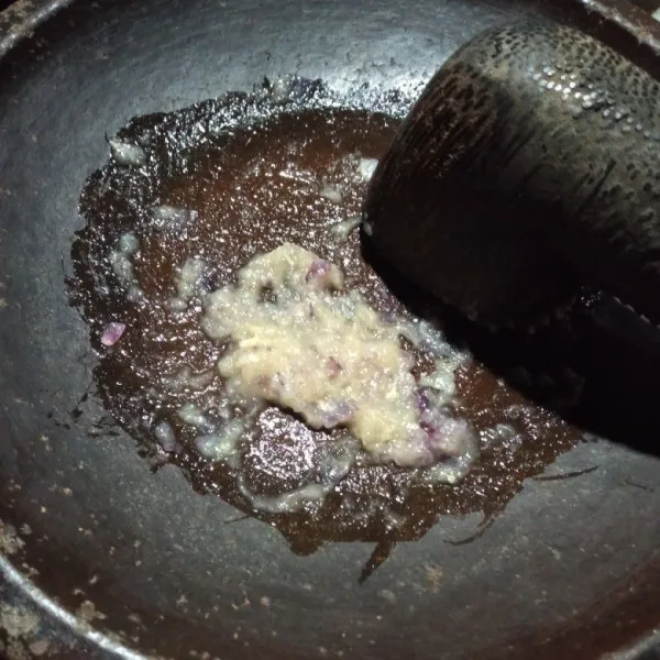 Haluskan bawang merah, bawang putih, garam, kaldu bubuk, lada bubuk, dan gula pasir.