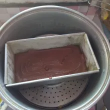 Panaskan kukusan, tuang merata adonan ke dalam loyang. Kemudian kukus selama 30 menit.